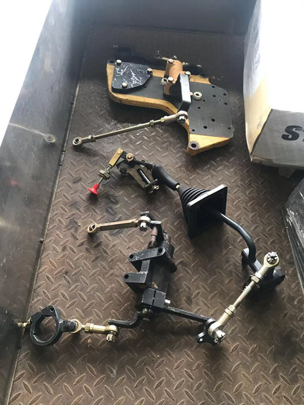 推土機(jī)鏟刀提升傾斜操縱總成